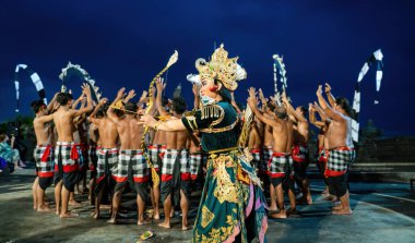 Bali, Endonezya - 23 Kasım 2023: Bali 'de canlı bir Kecak dans gösterisinin büyüleyici bir sahnesi, geleneksel kostümler, dışavurumcu hareketler ve kültürel ayinlerin yer aldığı