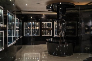 Lüks Bali mücevher butiği. Çağdaş tasarım, cilalı döşemeler ve sergilenen güzel aksesuarlar..