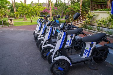 Bali, Endonezya - 12 Aralık 2023: Bali 'de kiralık modern elektrikli scooterlar satışı, 