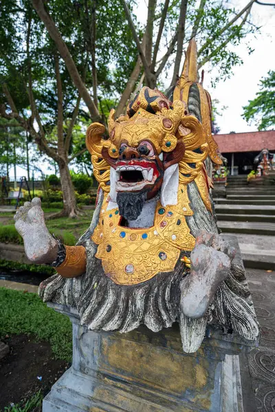 Balili koruyucu heykeli altın madalyalarla süsleyin ve kötü ruhları uzak tutmak için tapınağın girişine yerleştirin..