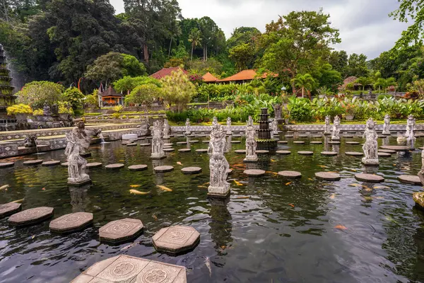Antik taş heykeller, Tirta Gangga Kraliyet Su Bahçesi 'ndeki sakin havuzlardan yükseldi. Bereketli tropikal bitki örtüsü ve geleneksel pavyonlar dingin bir Bali tapınağı oluşturur..