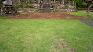 Büyük Bali tapınağı girişi. İçinde iblis maskesi ve merdiven merdiveni var. Karmaşık taş oymalar ve geleneksel Endonezya mimarisi içeren muhteşem tapınak kapısı.