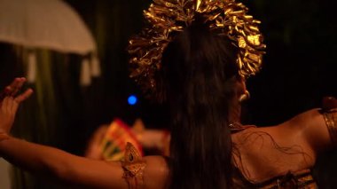 Bali, Endonezya - 12 Aralık 2023: İki sanatçı dinamik ve renkli geleneksel dans sergisinde kültürel güzellik ve zarafet sergilenirken yakalandı.