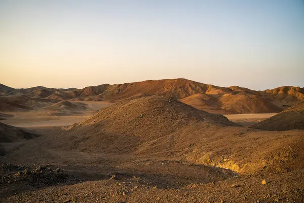 Mısır 'ın çarpıcı çöl dağları sıcak altın ışıkla yıkandı ve ülkenin dramatik doğal güzelliğini gözler önüne serdi.