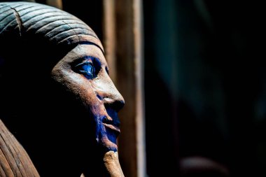 Kahire, Mısır - 9 Eylül 2023: Geleneksel mavi göz makyajı ve sanatsal işçiliği gösteren Mısır cenaze maskesi, mavi gözlü ve otantik detaylarla boyanmış Mısır defin maskesi
