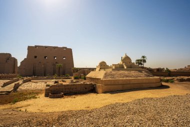 Mısır, Luxor 'daki Karnak Tapınağı' nın engin kalıntıları, açık bir gökyüzünün altında. Tarihi Mısır mimarisi ve kültürüne kısa bir bakış.