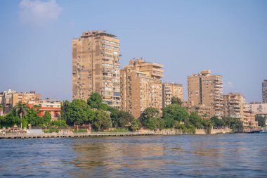 Riverside sahnesinde Kahire 'de Nil boyunca yemyeşil verimli yerleşim yerleri olan yüksek binalar şehrin canlı kentsel ve mimari karakterini gözler önüne seriyor..