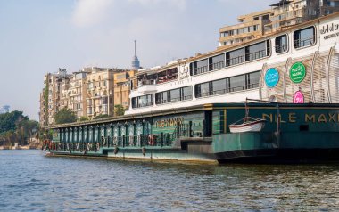 Kahire, Mısır - 11 Eylül 2023: Nil Maxim yüzen restoran Kahire Mısır Nil Nehri tekne gezisi lüks eğlence merkezi geleneksel yüzen ev tarzı