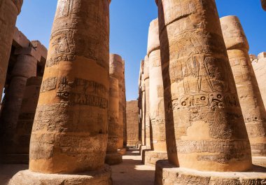 Luxor 'daki muhteşem antik Mısır tapınak sütunlarında ayrıntılı hiyeroglif yazıtlar ve geleneksel firavun mimari tarzı yer alıyor..