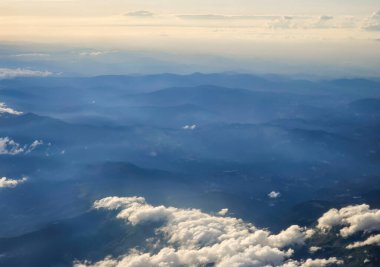 Monte Cimone hava manzaralı, İtalya 'daki Apennine dağları. Bulutları ve mavi renkleri olan uçsuz bucaksız bir manzara. Yukarıdan, Monte Cimone yakınlarından göz kamaştırıcı İtalyan Apeninleri. Sakin dağ manzarası ve bulutlar.