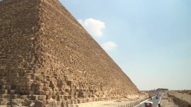Giza 'da aralarında turist yolu olan iki devasa piramit. Eski Mısır anıtları çölde firavun mimarisi sergiliyor.