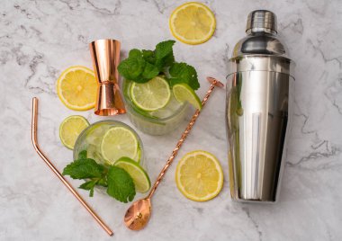 Taze mojito kokteyli, limonlu ve naneli.