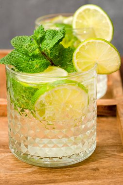 Taze mojito kokteyli, limonlu ve naneli.