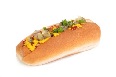 Ketçap, turşu ve taze soğanlı hot dog.