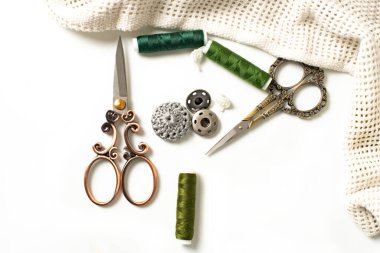 Beyaz arkaplanda aksesuarlar dikiliyor