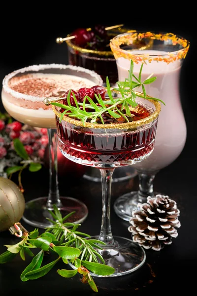 Kızılcık, çilek ve kahve Noel içecekleri.