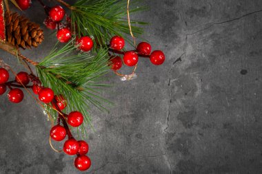 Koyu arkaplanda Noel dalları ve dekorasyonları