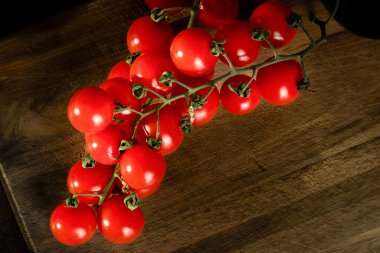 ahşap tahta üzerinde domates