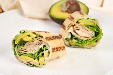 Tavuk ve sebzeli lezzetli tortilla.