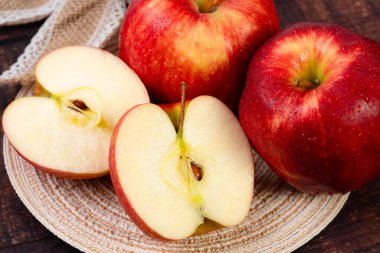 bir tablo üzerinde taze kırmızı elmalar