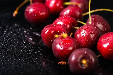 Olgun kirazlar su damlalarıyla kaplanır