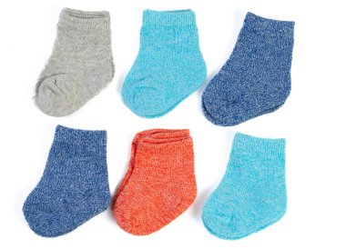 Beyaz bir arka plan üzerinde renkli bebek çorap 