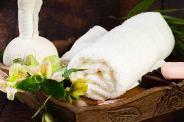 Çiçekli spa havluları ve sabunlar