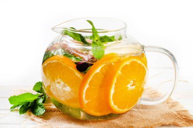 Cam çaydanlıkta meyveli çay