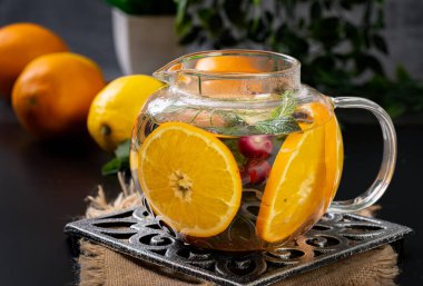 Cam çaydanlıkta meyveli çay