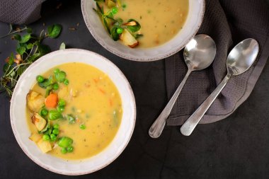 bir kasede kremalı sebze çorbası