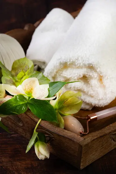 Çiçekli spa havluları ve sabunlar