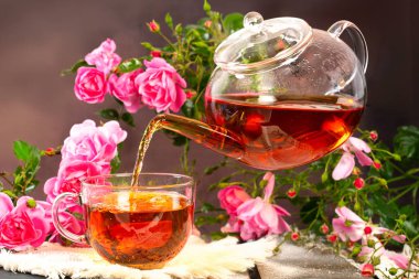 Güllü bir masada siyah çay