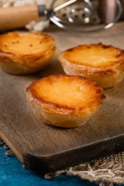 Geleneksel Portekiz yumurtalı tart pastel de nata