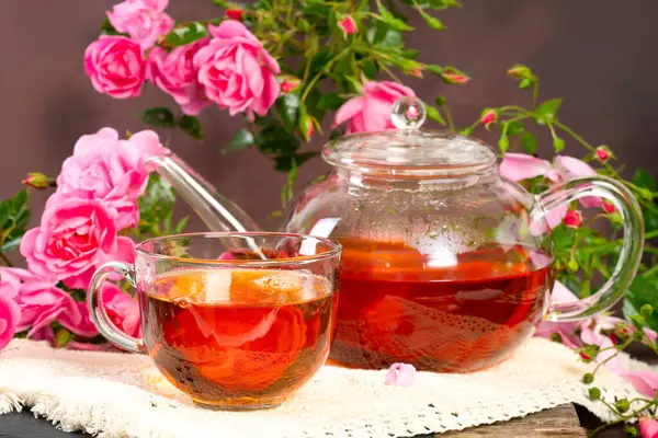 Güllü bir masada siyah çay