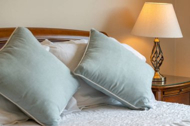 Yatakta dekoratif yastıklar.