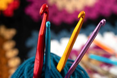 Örgü kancaları ve iplik yumakları