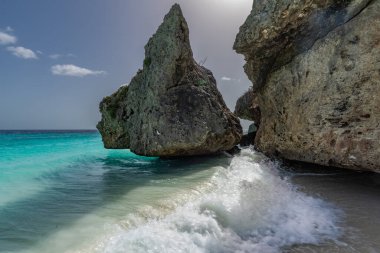 Kayalıklı güzel deniz manzarası