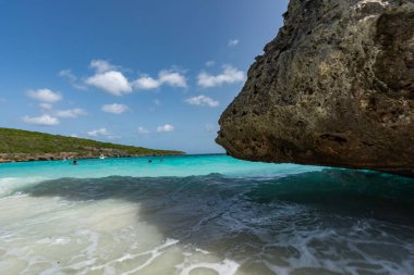 Kayalıklı güzel deniz manzarası