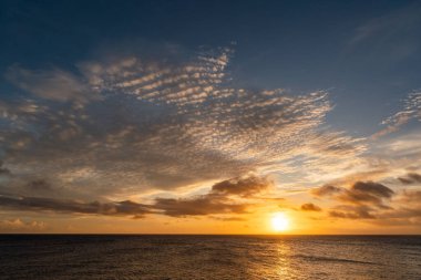 Denizin üzerinde güzel bir gün batımı