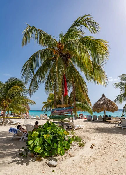 Människor Som Kopplar Strand Curacao Karibien — Stockfoto