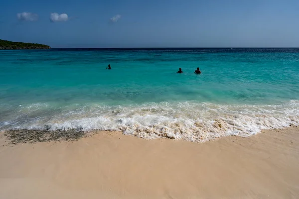 カリブ海のキュラソービーチでリラックスした人々 — ストック写真