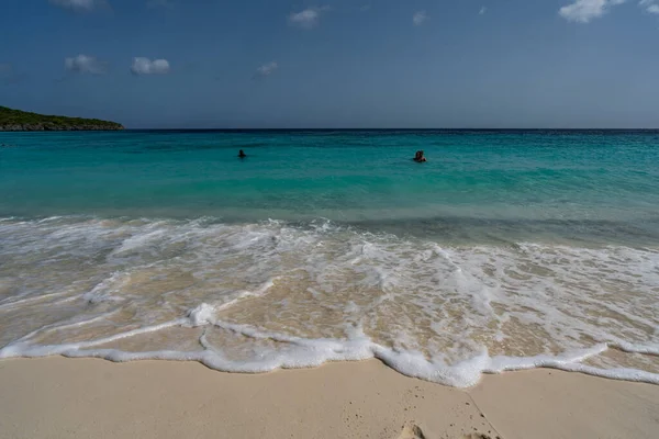 人们在加勒比海库拉索岛海滩上放松 — 图库照片