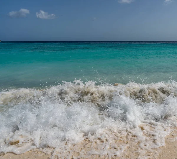 美丽的海浪在沙滩上飘扬着白沫 — 图库照片