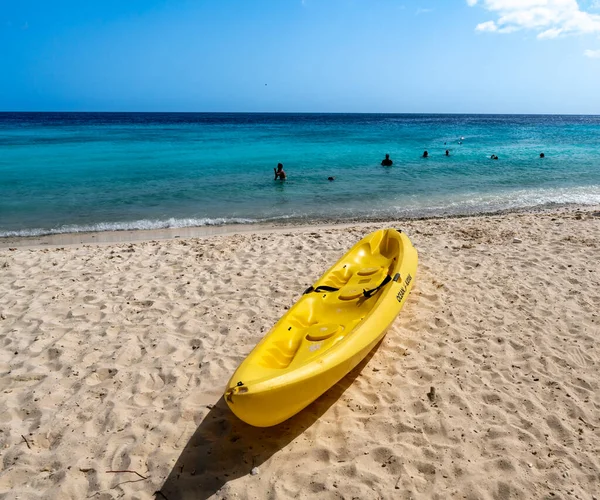 加勒比海库拉索岛海滩上的黄船 — 图库照片