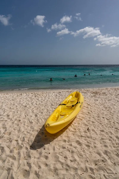 加勒比海库拉索岛海滩上的黄船 — 图库照片