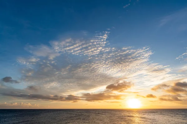 Belo Pôr Sol Praia Com Nuvens Distância — Fotografia de Stock