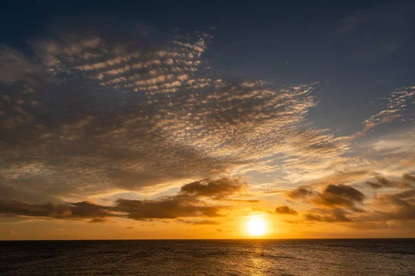 黄昏时分 美丽的落日笼罩着大海 自然系列 — 图库照片