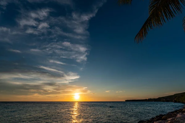 Красивый Тропический Закат Над Морем — стоковое фото