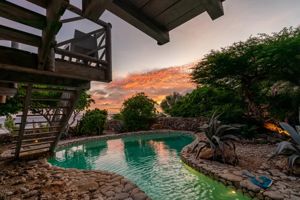 Piękny Basen Tropikalnym Hotelu Zachodzie Słońca — Zdjęcie stockowe
