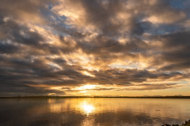 Anglesey 'den Snowdonia Dağları' na gün doğumu 